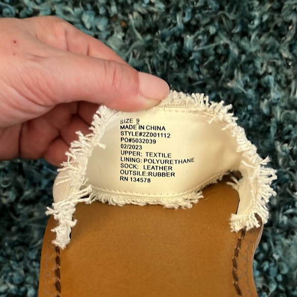 Vineyard Vines Frayed Edge Canvas Slides - EUC worn once - Picture 3 of 5